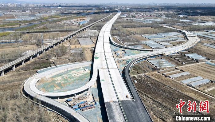 3月31日，建设中的京雄高速北京段，正在进行沥青摊铺作业。　<a target=
