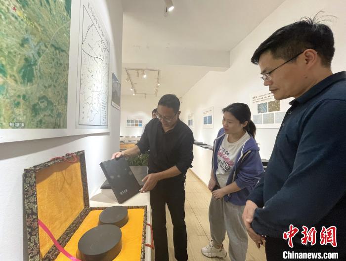李平寒(左)介绍金星砚砚石。　中共庐山市委统战部供图