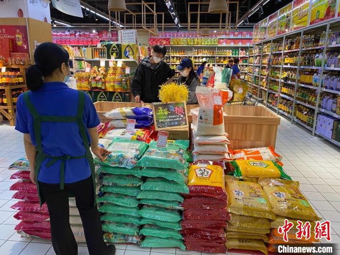 杭州市拱墅区内某超市货架。　拱墅区商务局 供图